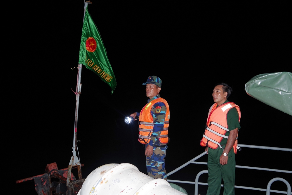 Lực lượng Hải đội Biên phòng 2 tuần tra xuyên đêm trên biển.